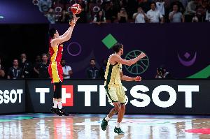 乐鱼体育官网-苏群：直接来一个暴扣！胡明轩绝杀失手！苏群：为什么打三分呢？